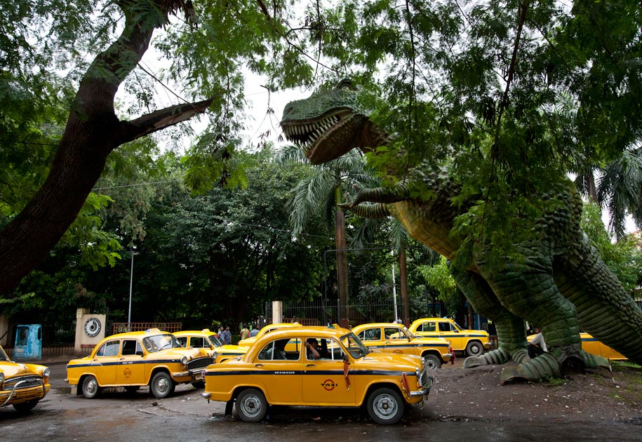 03_malaysiaairlines.kolkata.taxi.statue.leoburnett.color.india.jpg